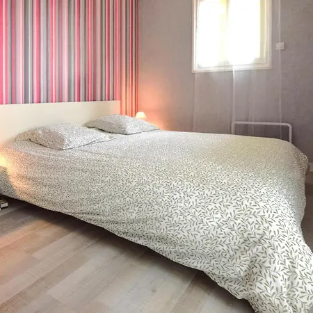 3 Bedroom Awesome In Holiday home *