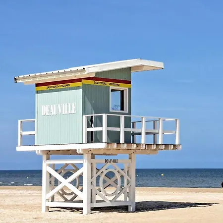 3 Bedroom Awesome In Holiday home *