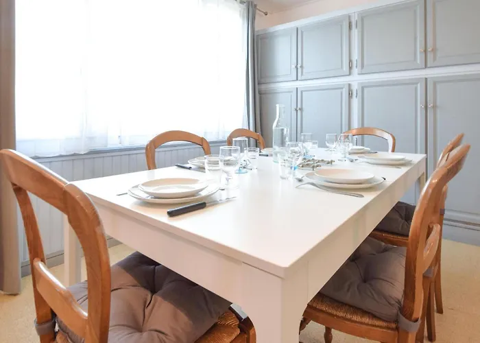 Дом отдыха 3 Bedroom Awesome In Кабур